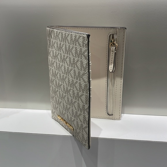 Michael Kors Jet Set Travel Passport Wallet
Light Cream Signature/Golden-NWT - Picture 7 of 16